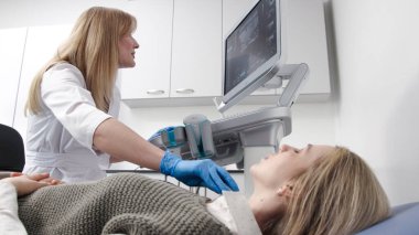 Muayene sırasında ultrason makinesinin kontrol panelindeki ultrason teşhis uzmanının elleri. Modern teknoloji kavramı ve tıbbi görüntülemedeki gelişmiş yöntemler