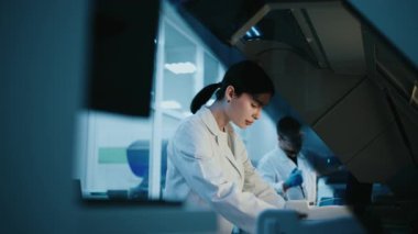Bir bilim adamı deney için laboratuvar ekipmanı kullanır, test tüpleri ve numunelerle çalışır. Kavram: Bilimsel araştırma ve deneyler laboratuardaki son teknolojiyi kullanarak.