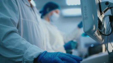 Bir bilim adamı deney için laboratuvar ekipmanı kullanır, test tüpleri ve numunelerle çalışır. Kavram: Bilimsel araştırma ve deneyler laboratuardaki son teknolojiyi kullanarak.