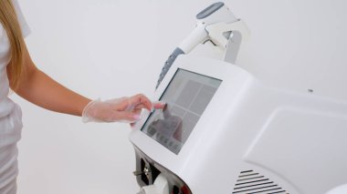 Tıbbi aygıtta dokunmatik ekran kullanan kişi