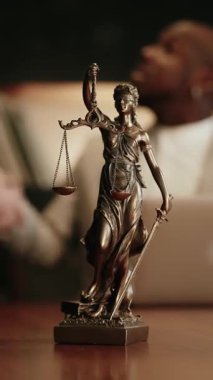Bir hukuk firmasının ofisinde müvekkiline vergi ve yasal konularda danışmanlık yapan bir avukat. Profesyonellik, beceri ve güven kavramı.