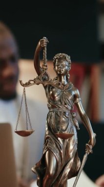 Bir avukat ya da avukat, akşamları modern bir ofiste müvekkiline danışır ve profesyonel hukuk hizmetleri sunar. Güven, uzmanlık ve kişiselleştirilmiş yaklaşımın önemini kavra.