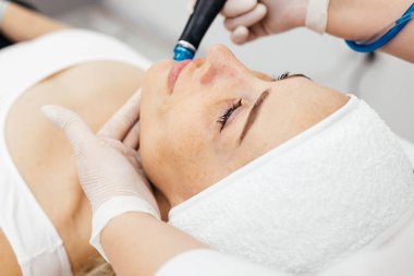 Kaplıcada kozmetik ameliyatı olan genç bir kadın.