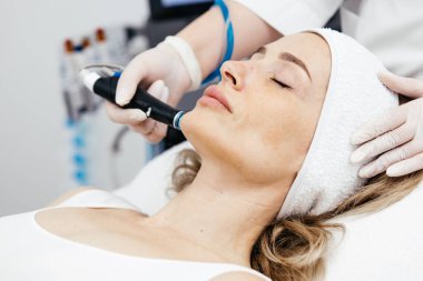 Kaplıcada kozmetik ameliyatı olan genç bir kadın.