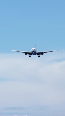Çarpıcı bulutlar tarafından çerçevelenmiş bir uçak gökyüzünde süzülüyor. Bu kavram seyahatin ve hava taşımacılığının güvenilirliğini göstermektedir..