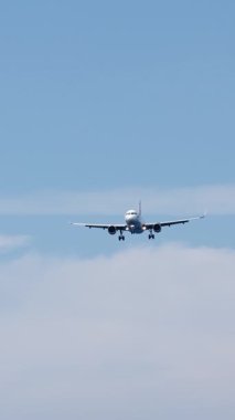 Bulutlu gökyüzünde bir uçak. Seyahat ve hava yolculuğu kavramı.