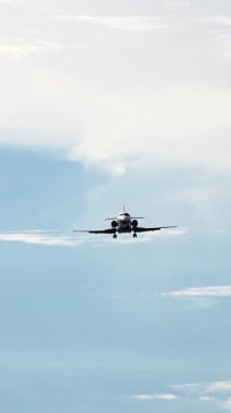 Dikey video. Bulutlu gökyüzünde bir uçak. Seyahat ve hava yolculuğu kavramı.