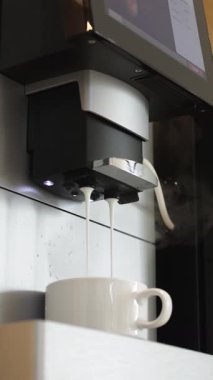 Profesyonel bir kahve makinesinde aromatik kahve hazırlamaya yakın çekim. Modern teknoloji kavramı, küçük işletme ve kahve içecekleri.