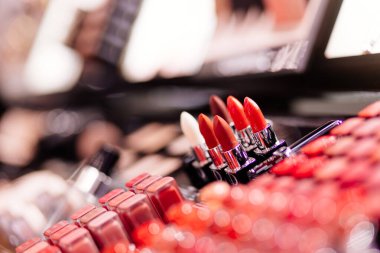 Kozmetik, makyaj fırçası, ruj, toz, pudra, ruj, dudak parlatıcısı, kırmızı ruj, dudak parlatıcısı.