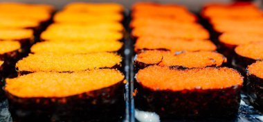 Japon yemeği. Tabağa konmuş bir tabak suşi. Geleneksel Japon yemekleri ve çeşitli menüleri kavramı.