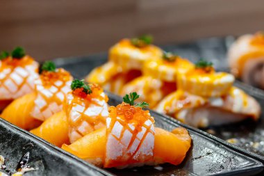 Tabaktaki suşiyi yakından çek. Japon mutfağı ve düzgün beslenme kavramı.