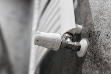 Radyatörde ısı regülatörü var. Enerji tasarrufu, ısıtma sistemleri ve ev konforunu vurgulayan bir kavram. Enerji tasarruflu konut ve kışlık ev çözümleri için ideal.