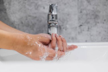 Akan suyun altında elimin tanınmayan kadını. Tazelik ve hijyen kuralları..