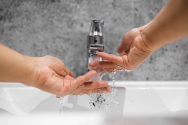 Ellerini sabunla yakın plan yıkamak hijyen, temizlik ve kendine bakmanın önemini vurgular. Tazelik ve hijyen kuralları..