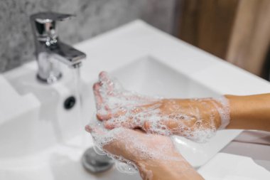 Akan suyun altında elimin tanınmayan kadını. Tazelik ve hijyen kuralları..