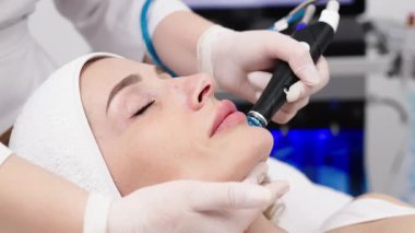 Güzellik salonunda hidroterapi. Etkili cilt nemlendirici ve gençleştirme kavramı modern teknolojiyi mükemmel yüz bakımı için kullanır..