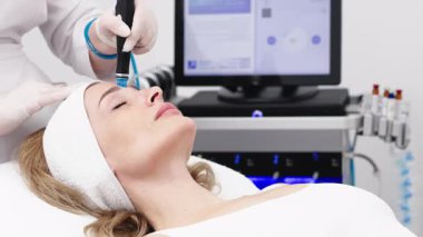 Güzellik salonunda hidroterapi. Etkili cilt nemlendirici ve gençleştirme kavramı modern teknolojiyi mükemmel yüz bakımı için kullanır..