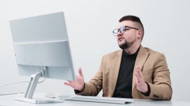 Ofisteki bir işadamı çevrimiçi bir projeyle ilgili sorunlarla, bağlantısını kaybetmiş ve yanlış verilerle karşı karşıya. Konsept, iş durumlarında hayal kırıklığı ve başarısızlık anlarını yakalamak..