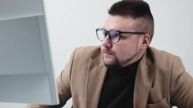 Ofiste üzgün bir işadamı, sorunlarla, stresle ve belgelerle ilgili hatalarla yüzleşiyor. Konsept, iş yerindeki teslim tarihleri ve zorlukların atmosferini yakalamaktır..