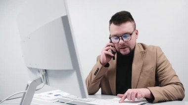 Sekreter modern bir ofiste çalışmaya odaklanan müdüre belgeleri getirir. Konsept, dinamik bir iş ortamında üretken çalışma ve organizasyon anları göstermektir..