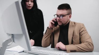 Ofisteki uzmanlar satışları ve gelirleri düşürme sorununu tartışıyor ve çözüyorlar. Konsept, kriz zamanlarında iş başarısını geri getirmek için takım çalışması, analiz ve karar vermektir..