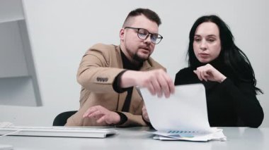 Ofisteki uzmanlar satışları ve gelirleri düşürme sorununu tartışıyor ve çözüyorlar. Konsept, kriz zamanlarında iş başarısını geri getirmek için takım çalışması, analiz ve karar vermektir..
