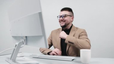 Ofisteki bir işadamı çevrimiçi bir projeyle ilgili sorunlarla, bağlantısını kaybetmiş ve yanlış verilerle karşı karşıya. Konsept, iş durumlarında hayal kırıklığı ve başarısızlık anlarını yakalamak..