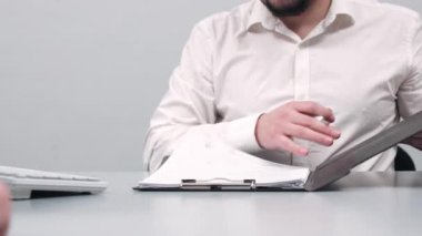 Belgeleri imzalayan, anlaşmaları ve sözleşmeleri yapan iş adamları. Yasal formaliteleri, banka kredilerini, sigorta alımlarını kavramsallaştırın ve ofis ortamında hazırlık yapın.