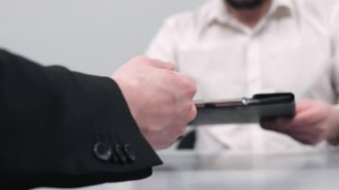Belgeleri imzalayan, anlaşmaları ve sözleşmeleri yapan iş adamları. Yasal formaliteleri, banka kredilerini, sigorta alımlarını kavramsallaştırın ve ofis ortamında hazırlık yapın.