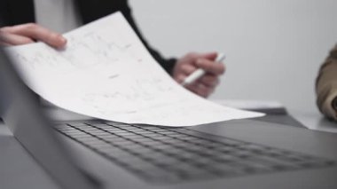 Haritalar, belgeler ve bir bilgisayarla beyin fırtınası yapan iki işadamı. Etkili takım çalışması, strateji planlaması ve ofis ortamında küçük işletme büyümesi kavramını kabul edin.