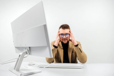 Ofiste üzgün bir işadamı, sorunlarla, stresle ve belgelerle ilgili hatalarla yüzleşiyor. Konsept, iş yerindeki teslim tarihleri ve zorlukların atmosferini yakalamaktır..