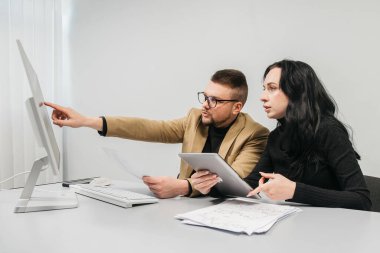 Ofisteki uzmanlar satışları ve gelirleri düşürme sorununu tartışıyor ve çözüyorlar. Konsept, kriz zamanlarında iş başarısını geri getirmek için takım çalışması, analiz ve karar vermektir..