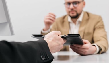 Belgeleri imzalayan, anlaşmaları ve sözleşmeleri yapan iş adamları. Yasal formaliteleri, banka kredilerini, sigorta alımlarını kavramsallaştırın ve ofis ortamında hazırlık yapın.
