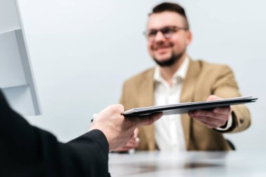 Belgeleri imzalayan, anlaşmaları ve sözleşmeleri yapan iş adamları. Yasal formaliteleri, banka kredilerini, sigorta alımlarını kavramsallaştırın ve ofis ortamında hazırlık yapın.
