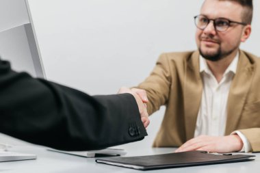 Belgeleri imzalayan, anlaşmaları ve sözleşmeleri yapan iş adamları. Yasal formaliteleri, banka kredilerini, sigorta alımlarını kavramsallaştırın ve ofis ortamında hazırlık yapın.