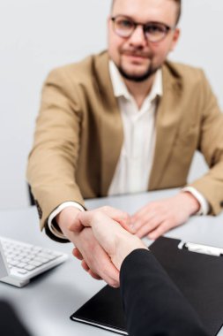 Belgeleri imzalayan, anlaşmaları ve sözleşmeleri yapan iş adamları. Yasal formaliteleri, banka kredilerini, sigorta alımlarını kavramsallaştırın ve ofis ortamında hazırlık yapın.