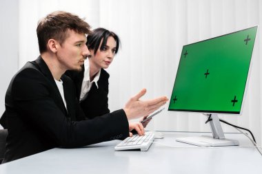 Ofiste Chroma Key yeşil ekranlı bir masaüstü bilgisayarı olan bir grup başarılı iş adamı. Anlaşmanın tamamlanması, gelir artışı ve stratejik şirket geliştirme konsepti.