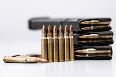 Beyaz arka planda bir tüfekle kurşunlara yakından bakın.