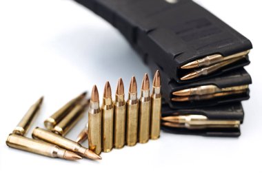 Beyaz arka planda bir tüfekle kurşunlara yakından bakın.