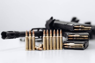 Beyaz arka planda bir tüfekle kurşunlara yakından bakın.