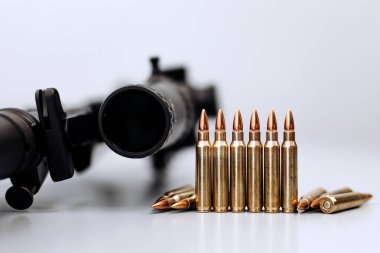 Beyaz arka planda bir tüfekle kurşunlara yakından bakın.