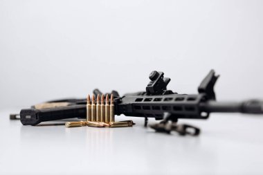 Beyaz arka planda bir tüfekle kurşunlara yakından bakın.