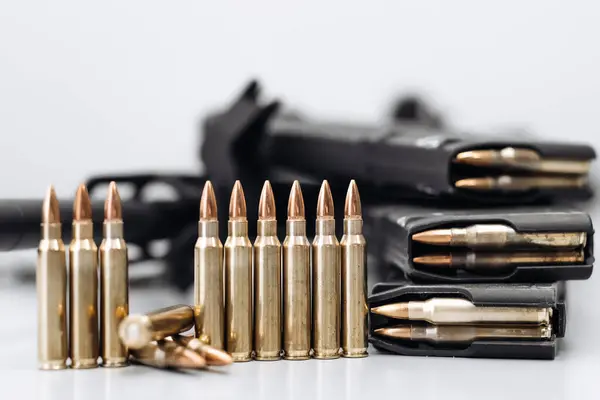 Beyaz arka planda bir tüfekle kurşunlara yakından bakın.