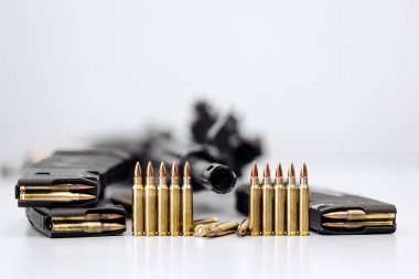 Beyaz arka planda bir tüfekle kurşunlara yakından bakın.