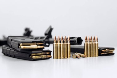 Beyaz arka planda bir tüfekle kurşunlara yakından bakın.