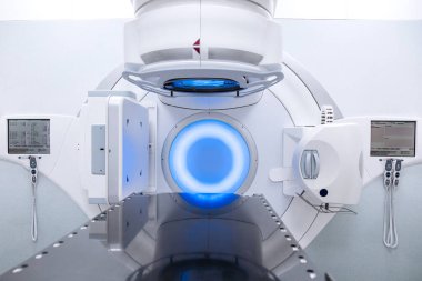 Hastanedeki modern tıbbi radyoterapi ekipmanları. Tıbbi bakım ekipmanları ve kanser konsepti