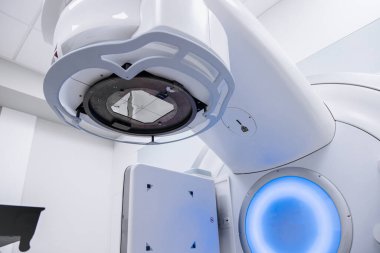 Hastanedeki modern tıbbi radyoterapi ekipmanları. Tıbbi bakım ekipmanları ve kanser konsepti