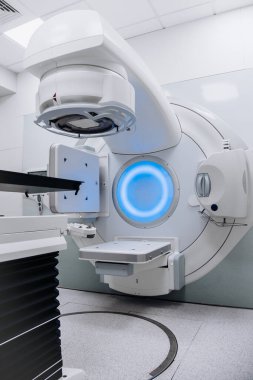 Terapötik onkolojide tıbbi doğrusal hızlandırıcının yakın çekimi. Modern tıp teknolojileri kavramı.