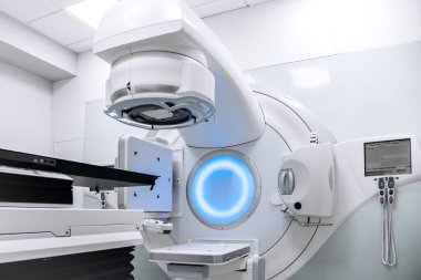 Hastanedeki modern tıbbi radyoterapi ekipmanları. Tıbbi bakım ekipmanları ve kanser konsepti