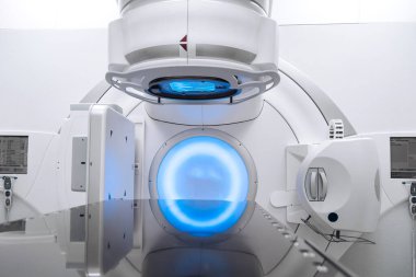 Terapötik onkolojide tıbbi doğrusal hızlandırıcının yakın çekimi. Modern tıp teknolojileri kavramı.